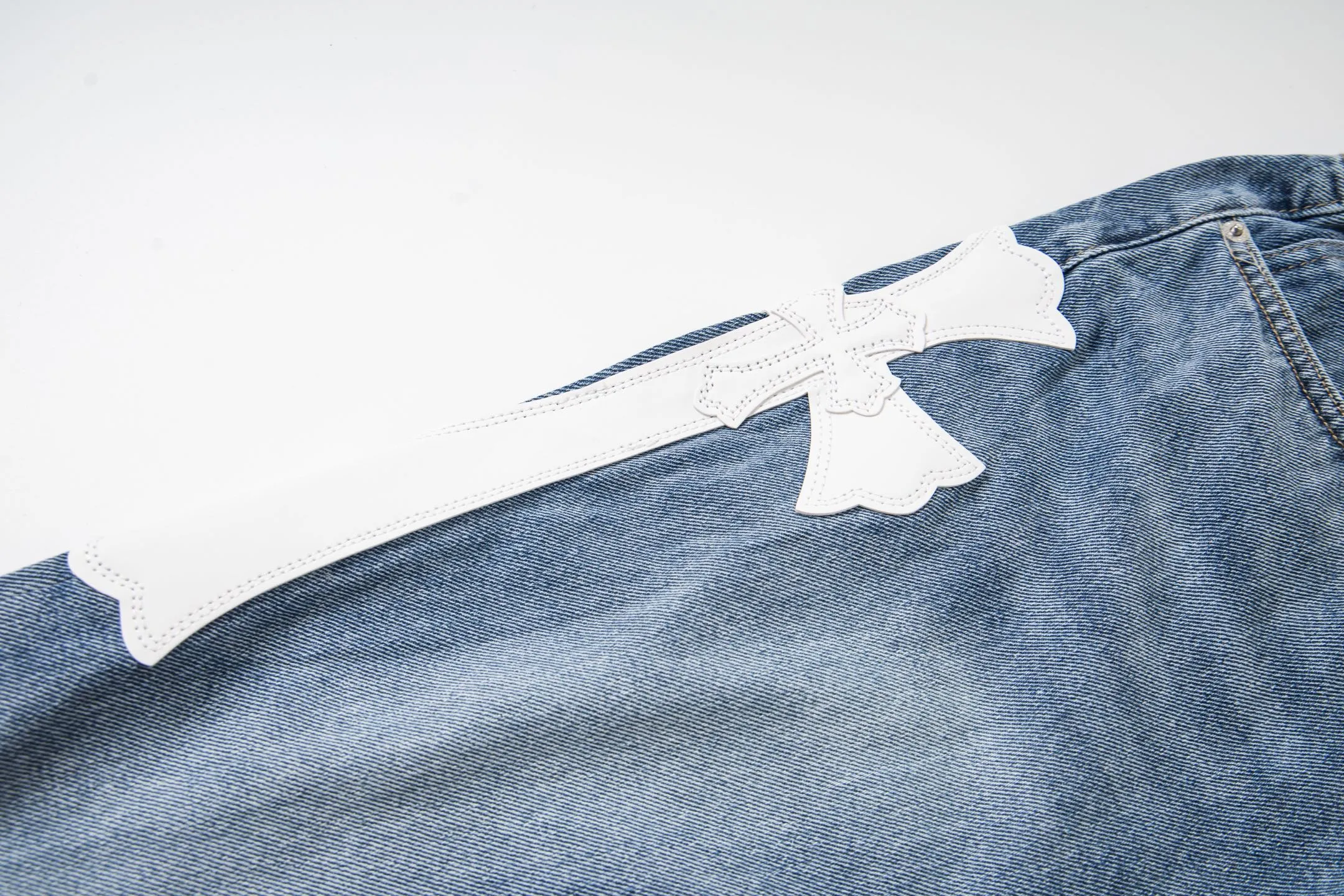 P240 Chrome Hearts Gallery co-branded limited-edition cross-flared flared jeans are a hot item this season and are sought after by countless celebrities and fashionistas. The neat details of the cutting process add color to the playful fashion! The neat and meticulous design, and the well-fitting structure is unique. The upper body not only has outstanding recognition, but also looks younger and younger. A style with the ultimate wearing meaning and performance, gorgeous color matching, and the craftsmanship of this style is also extremely extraordinary. After the finished product is washed, it is disassembled and hand-made with sheepskin cross leather and then spliced ​​together to complete. The whole piece has too many craftsmanship to describe. It is decorated with patchwork cross flowers and high-waisted washed jeans! ! Absolutely high-end luxury product, a god-level single product, a super popular product, made by top heavy industry, a magic weapon that cannot be missed to hit the streets. Style number: 1843 Size: 28 30 32 34 36 Color: blue